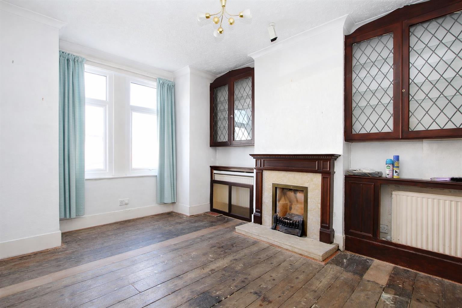 2 bed property in Bernard Road, Wallington